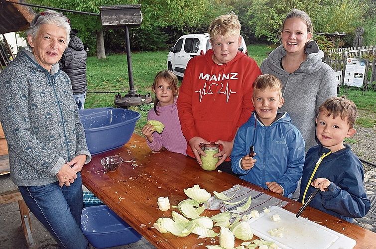 Eine zufällig vorbeikommende Familie fand Gefallen am Hobeln und Walken. Eine zufällig vorbeikommende Familie fand Gefallen am Hobeln und Walken.