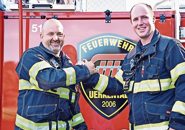 Zwei der drei Kommandanten: Anfang 2024 übergab Thomas Räss (links) das Kommando der Feuerwehr Uerkental an Yves Sommer.Bild: RAN/Archiv