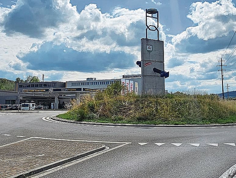 Der Kreisel Riggenbach in Hirschthal wird ab 21. September saniert. Für den Einbau des neuen Belags wird die Suhrentalstrasse während eines Wochenendes vollständig gesperrt.Bild: AG