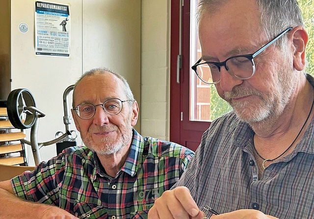 Jürg Hochuli (links) ist die treibende Kraft hinter dem Repair Café Schöftland.Bild: agu