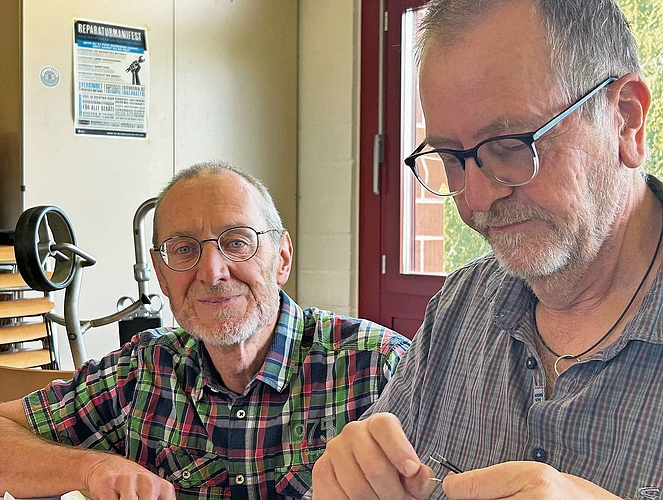 Jürg Hochuli (links) ist die treibende Kraft hinter dem Repair Café Schöftland.Bild: agu Jürg Hochuli (links) ist die treibende Kraft hinter dem Repair Café Schöftland.Bild: agu