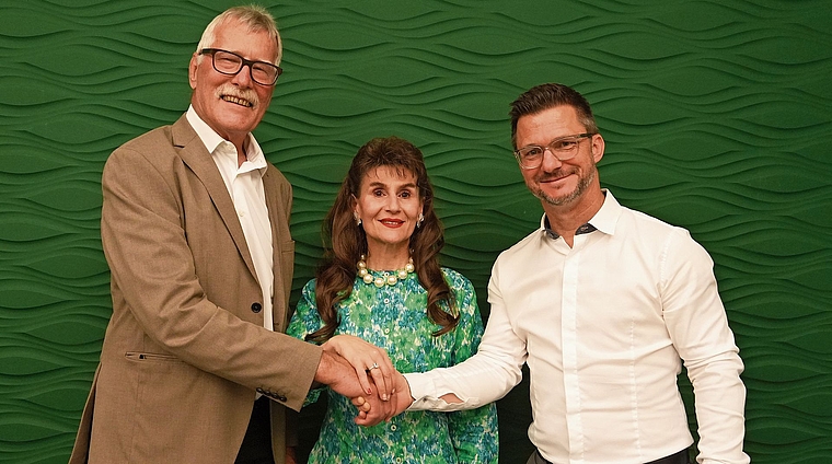 Der zurückgetretene Präsidenten Hans Rösch (links) wurde zum Ehrenmitglied ernannt. Für ihn, die Geschäftsführerin Regula Kiechle und den neuen Präsidenten Beat Bechtold ist Teamwork zentral.Bild: ZVG