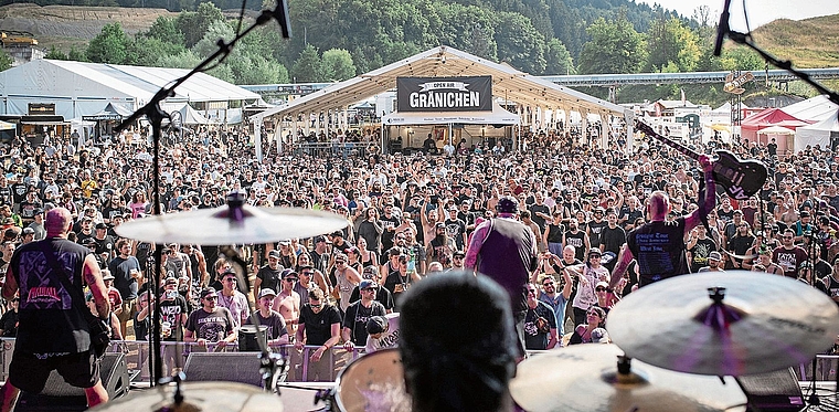 Tausende Musikfans feiern vor der Hauptbühne am Open Air Gränichen und sorgen am Jubiläumswochenende für eine stimmungsvolle Atmosphäre. Bild: Roland Morgenthaler/ZVG