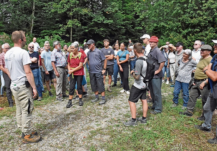 Die Waldumgänger lauschen den Ausführungen von Forstbetriebsleiter Severin Dommen. Bilder: Alfred Weigel Die Waldumgänger lauschen den Ausführungen von Forstbetriebsleiter Severin Dommen. Bilder: Alfred Weigel