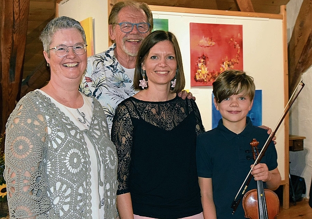 Ein kreative Kombination (von links): Karin Brugger, Jakob Büchli, Noemi und Tim Leuenberger. Im Hintergrund strahlende Farbenkompositionen von Karin Brugger.Bilder: Frieda Steffen