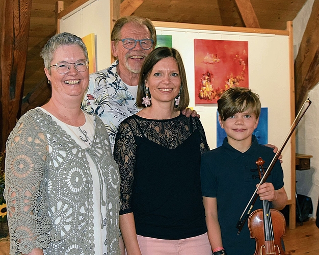 Ein kreative Kombination (von links): Karin Brugger, Jakob Büchli, Noemi und Tim Leuenberger. Im Hintergrund strahlende Farbenkompositionen von Karin Brugger.Bilder: Frieda Steffen