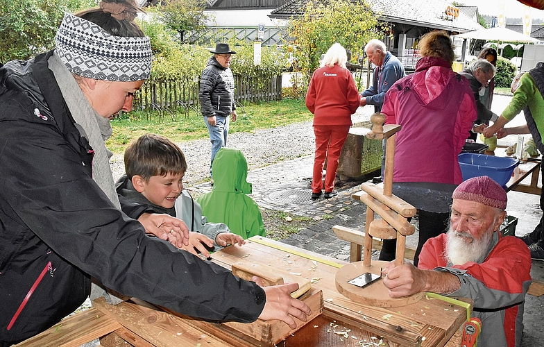 An einem traditionellen Gerät mit scharfen Messern werden die halbierten Kohlköpfe gehobelt.Bilder: Alfred Weigel An einem traditionellen Gerät mit scharfen Messern werden die halbierten Kohlköpfe gehobelt.Bilder: Alfred Weigel