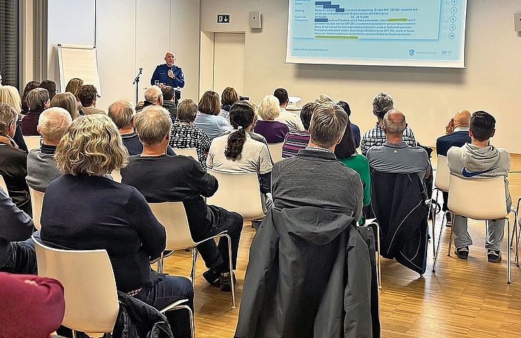 Über 80 interessierte Teilnehmende hörten den bemerkenswerten Ausführungen von Wm mbV Marco Dössegger, Kantonspolizei Aargau, zu.Bild: ZVG