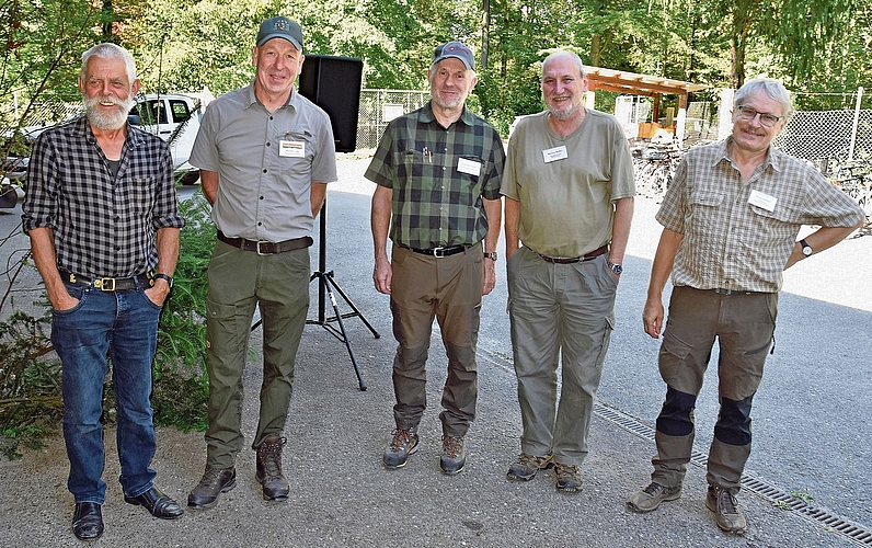 Die «Wissensvermittler» am Waldumgang 2026 freuen sich über den gelungenen Anlass: Martin Holdener, Betriebsleiter Werner Lutz, Dominik Graber, Markus Notter und Erwin Städler (von links).Bild: Alfred Weigel Die «Wissensvermittler» am Waldumgang 2026 freuen sich über den gelungenen Anlass: Martin Holdener, Betriebsleiter Werner Lutz, Dominik Graber, Markus Notter und Erwin Städler (von links).Bild: Alfred Weigel