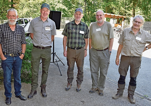 Die «Wissensvermittler» am Waldumgang 2026 freuen sich über den gelungenen Anlass: Martin Holdener, Betriebsleiter Werner Lutz, Dominik Graber, Markus Notter und Erwin Städler (von links).Bild: Alfred Weigel