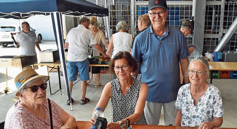 Beat Fischer mit Mutter, Schwester und Frau Cilgia (sitzend von links) hörten den Formationen aufmerksam zu. Beat Fischer mit Mutter, Schwester und Frau Cilgia (sitzend von links) hörten den Formationen aufmerksam zu.