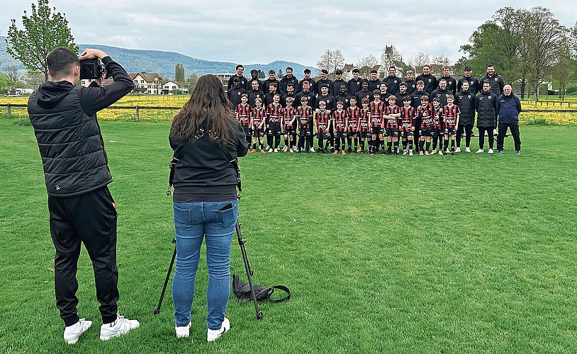 Sämtliche Gruppen durften sich gemeinsam mit dem Fanionteam des FCA ablichten lassen.