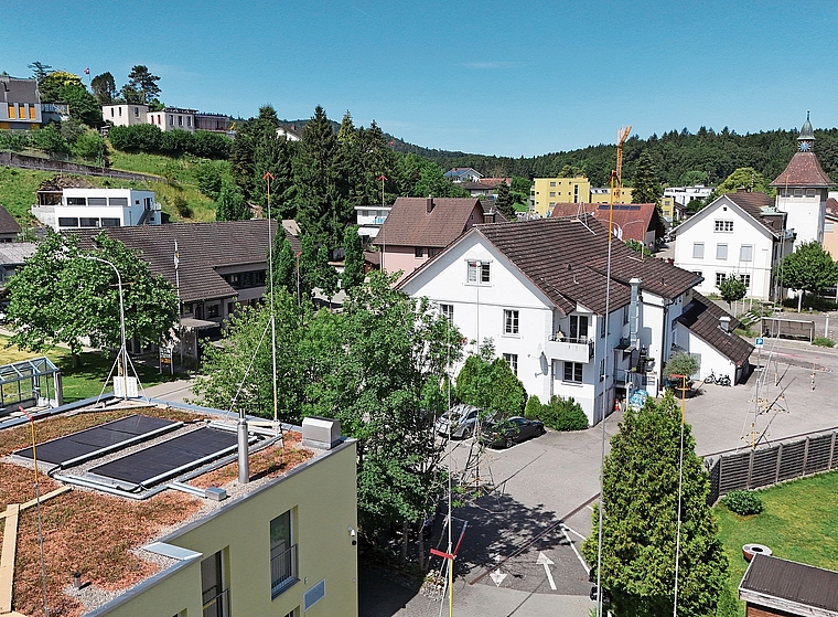 Das «Central» und das links davon liegende gelbe Haus sollen zwei Neubauten weichen.Bild: Martin Zürcher
