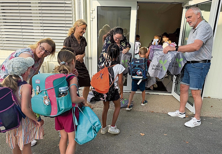 Die Schülerinnen und Schüler erhalten ein Turnsäckli mit dem Logo der Schule Buchs zum Schulstart.Bild: ZVG