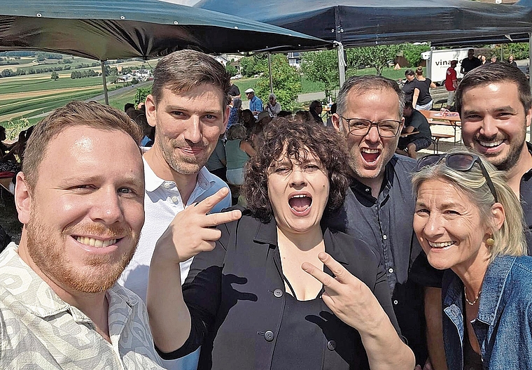 Ein Selfie fürs Gemeinderatsalbum: Der Moosleerber Gemeindeschreiber und Teile des Gemeinderates amüsierten sich blendend mit der diesjährigen Festrednerin Patti Basler. Bild: ZVG