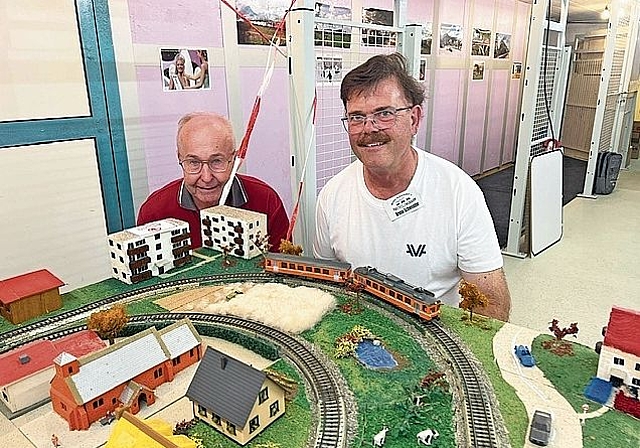 «Alles aus Abfall»: Bruno Schwender (rechts) zeigt Andreas Tschupp den orangenen WSB-Zug seiner Recyclingbahn.