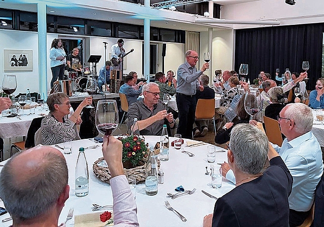 Die Teilnehmenden der Jubiläumsversammlung stossen auf Präsident Walti Bloch und zehn Jahre Atem-Weg an. Bild: ZVG