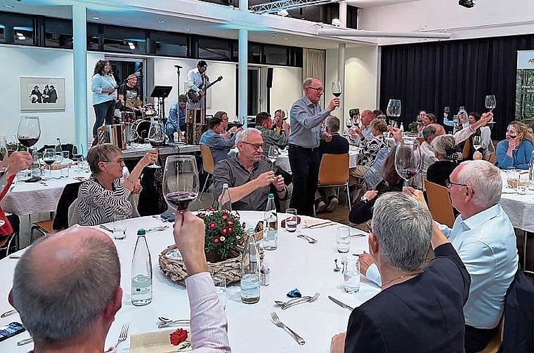 Die Teilnehmenden der Jubiläumsversammlung stossen auf Präsident Walti Bloch und zehn Jahre Atem-Weg an. Bild: ZVG