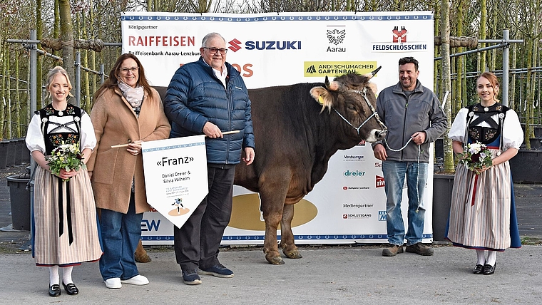 Siegermuni «Franz» mit Züchter Roger Gysi und den Sponsoren Silvia Wilhelm und Daniel Dreier, umrahmt von den Ehrendamen Anouk Brucker (links) und Priska Lüthy.Bilder: RAN