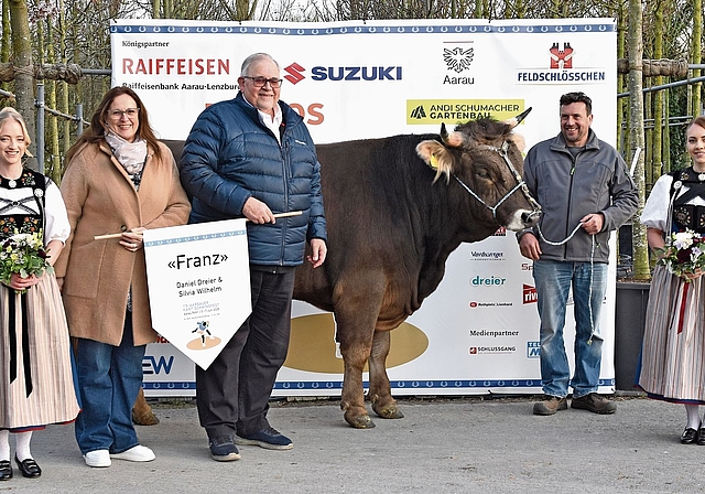 Siegermuni «Franz» mit Züchter Roger Gysi und den Sponsoren Silvia Wilhelm und Daniel Dreier, umrahmt von den Ehrendamen Anouk Brucker (links) und Priska Lüthy.Bilder: RAN