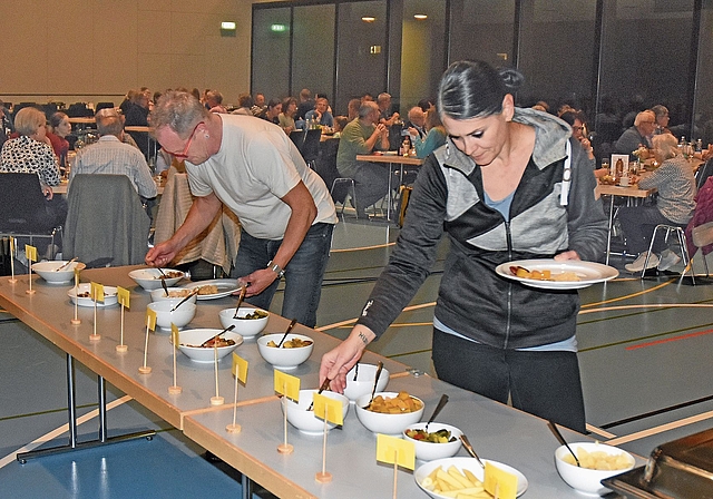 Zuerst platzierten Gäste die Beilagen auf den vorgewärmten Teller, dann erst kam das Raclette an die Reihe.