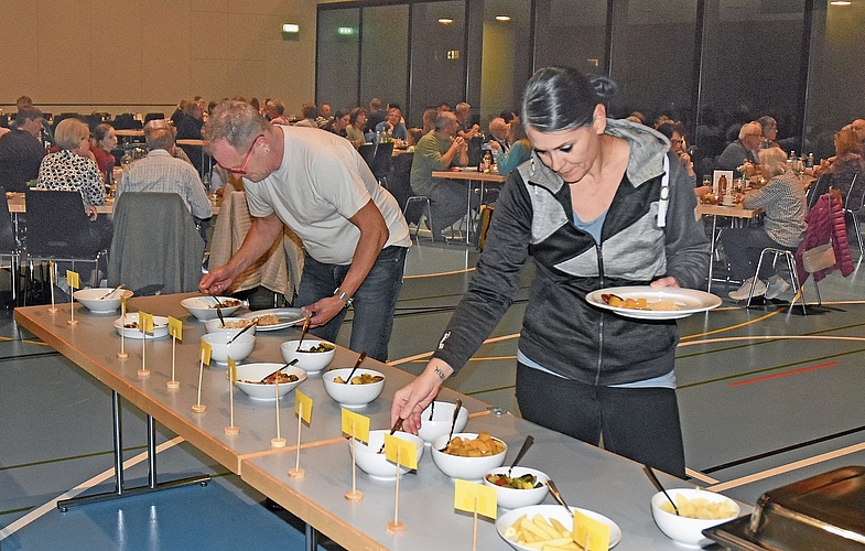 Zuerst platzierten Gäste die Beilagen auf den vorgewärmten Teller, dann erst kam das Raclette an die Reihe. Zuerst platzierten Gäste die Beilagen auf den vorgewärmten Teller, dann erst kam das Raclette an die Reihe.