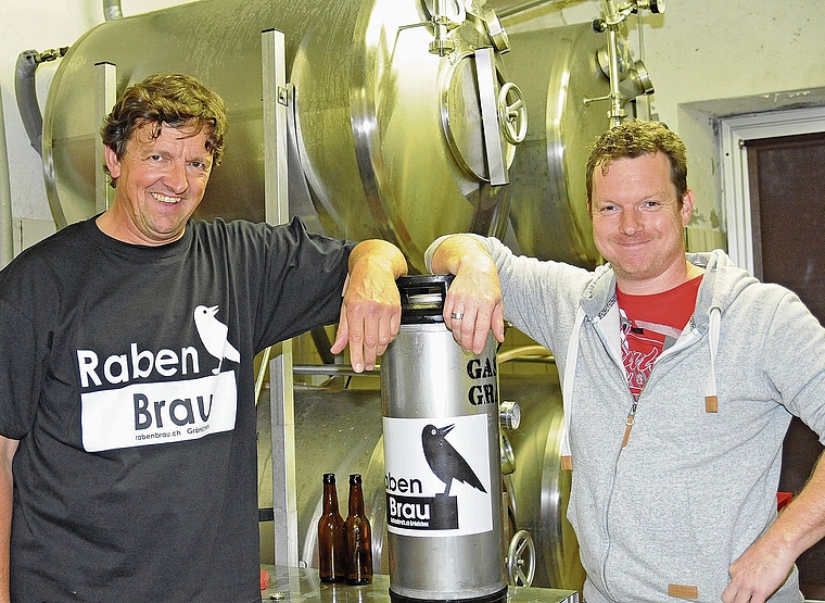 Die beiden Rabenbrau-Besitzer Fritz Züger (links) und Marco Stöckli beim Zehnjahrjubiläum in der Brauerei in der ehemaligen Gränicher Käserei Bläien.»Bild: wr