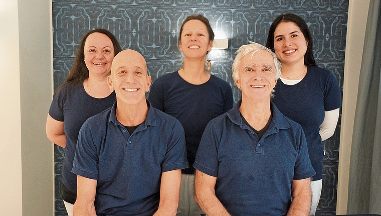 Das Gesundwerk-Team (von links): Marcel Buchser, Ärztliche Leitung «Gesundwerk», Heiner Weber, Fachperson für Fascienrealease und Massage. von hinten links: Kristina Meili, TCM Therapeutin, Stephanie Dreier Sexualtherapeutin und Michelle Gerber, 