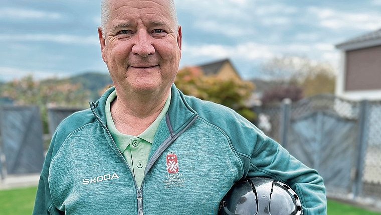 Denis Hornung war früher Eishockey-Schiedsrichter und heute einer der vielen freiwilligen Helfer an der Eishockey-WM in Zürich.Bild: RAN