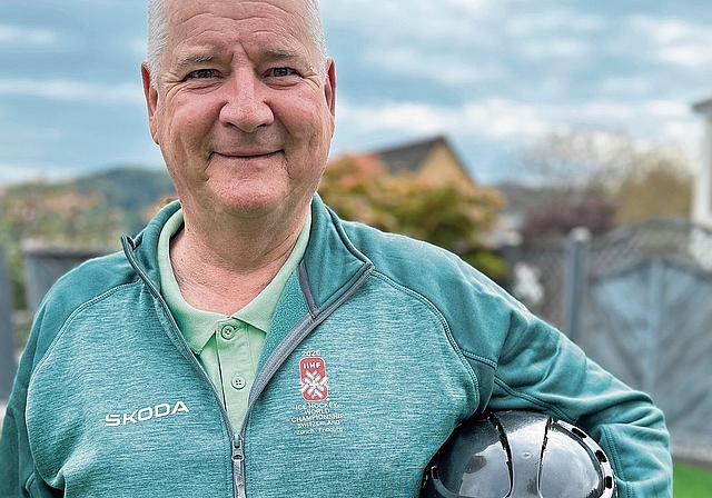 Denis Hornung war früher Eishockey-Schiedsrichter und heute einer der vielen freiwilligen Helfer an der Eishockey-WM in Zürich.Bild: RAN