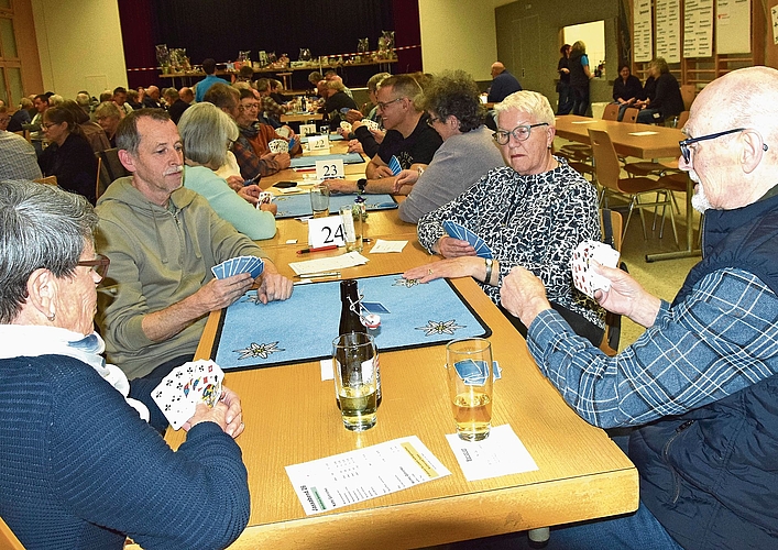Jassen bis die Köpfe rauchen: Jeder gibt am Jassabend in Schmiedrued sein Bestes.