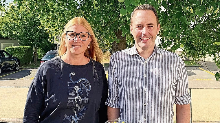 Vize-Gemeindepräsidentin Stefanie Stirnemann dankt Reto Wiederkehr, Leiter Steuern, für seine Treue und seinen Einsatz zu Gunsten der Erlinsbacher Bevölkerung.Bild: ZVG