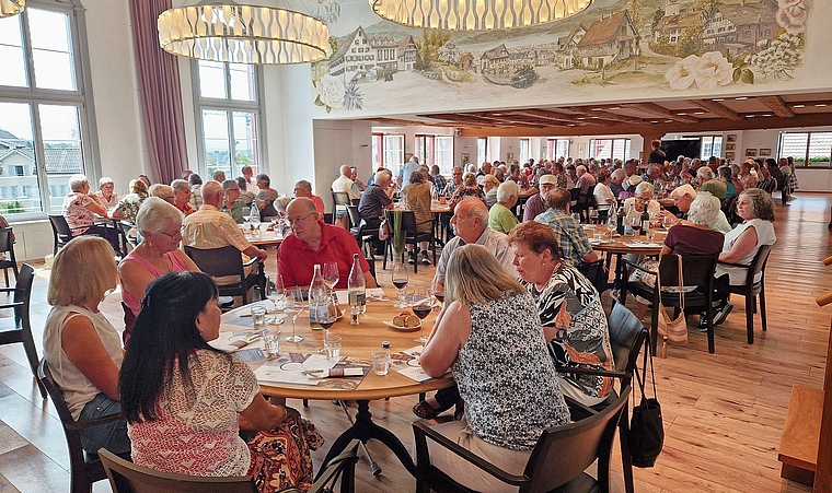 Geselliges Beisammensein beim Seniorenausflug: Die Safenwiler Seniorinnen und Senioren geniessen das gemeinsame Mittagessen im Restaurant Löwen in Hausen am Albis. Bild: ZVG