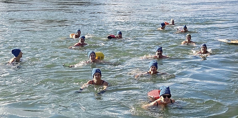 Miteinander die Wintersaison schwimmend geniessen: Die «Winterschwäne Aarau». Bild: zVg