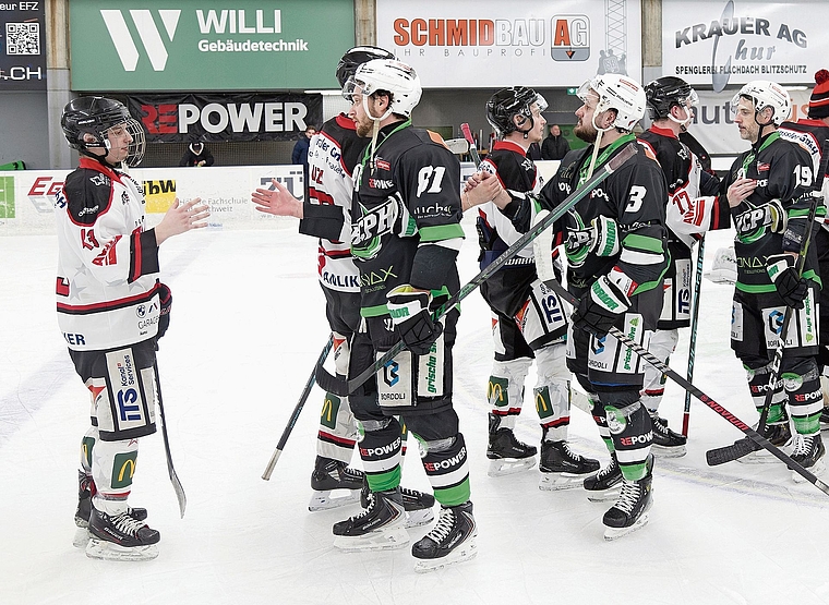 Nach hart umkämpfter Serie: Die Spieler der Argovia Stars gratulieren dem HC Prättigau-Herrschaft nach dem 1:3 im Entscheidungsspiel zum Weiterkommen in den Playoff-Halbfinal.Bild: Peter Wiegand