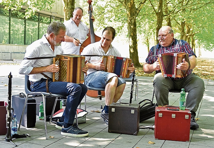 Die Roggehuse-Musig sorgte mit ihrer volkstümlichen Musik für beste Unterhaltung und eine stimmungsvolle Atmosphäre. 