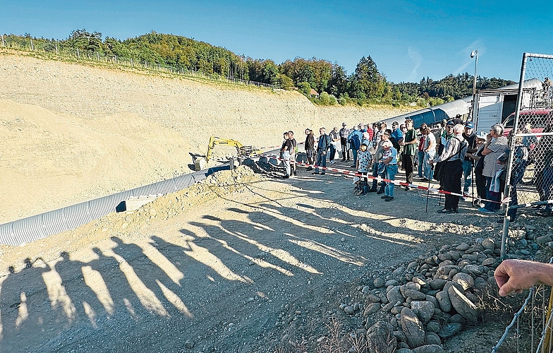 Rund 150 Personen nutzten die Gelegenheit, das neue Förderband im Abbaugebiet Stoltenrain bei einem geführten Rundgang aus nächster Nähe zu besichtigen und mehr über den Kiesabbau in Staffelbach zu erfahren. Rund 150 Personen nutzten die Gelegenheit, das neue Förderband im Abbaugebiet Stoltenrain bei einem geführten Rundgang aus nächster Nähe zu besichtigen und mehr über den Kiesabbau in Staffelbach zu erfahren.