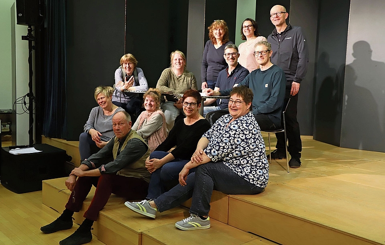 Das Theater Improvisorisch freut sich auf die sechs Yeti-Aufführungen. Zuvorderst Regisseur Richard Wehrli, vorne rechts Präsidentin Theres Hediger.Bilder: Remo Conoci