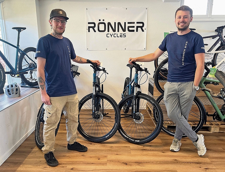 Der neue Mitarbeiter Sandro Flühler (links) mit Cyril Renner.Bild: kf
