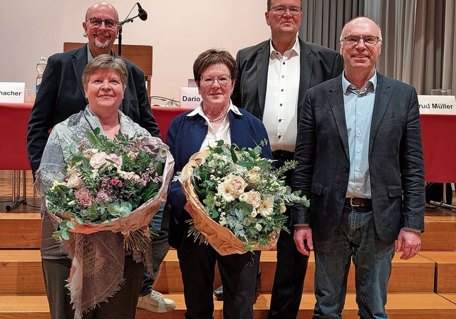 An der Gmeind wurden die beiden langjährigen Gemeinderätinnen Anja Gestmann (links) und Gertrud Müller verabschiedet. Gemeindeammann Thomas Buchschacher, Daniel Wehrli und Vize Andres Wälty (von links) bleiben weiterhin im Rat.Bild: Laura Koller
