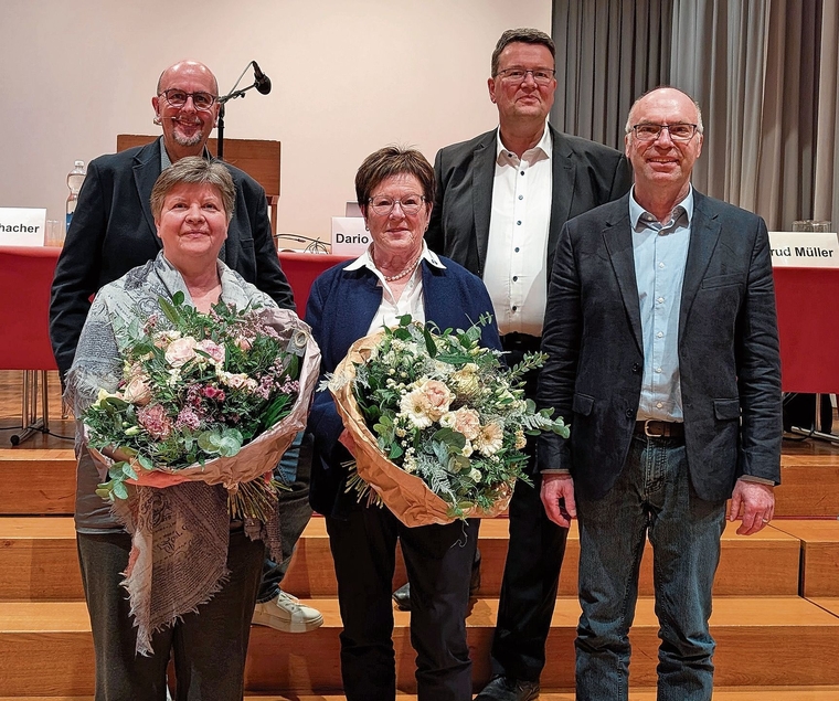 An der Gmeind wurden die beiden langjährigen Gemeinderätinnen Anja Gestmann (links) und Gertrud Müller verabschiedet. Gemeindeammann Thomas Buchschacher, Daniel Wehrli und Vize Andres Wälty (von links) bleiben weiterhin im Rat.Bild: Laura Koller