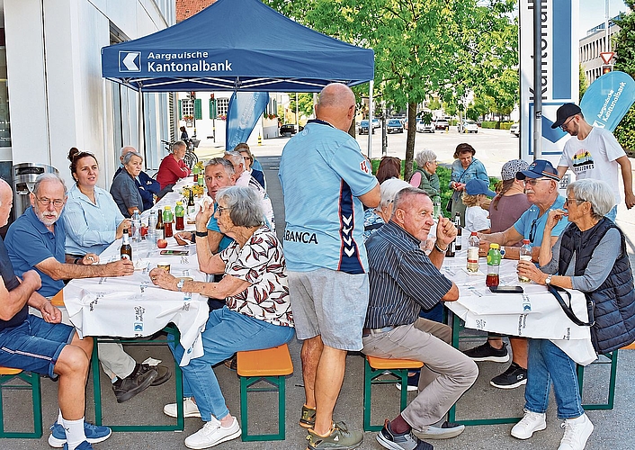 Die Gäste wurden gut verpflegt: Die Tische vor dem AKB-Gebäude waren gut besucht. Die Gäste wurden gut verpflegt: Die Tische vor dem AKB-Gebäude waren gut besucht.