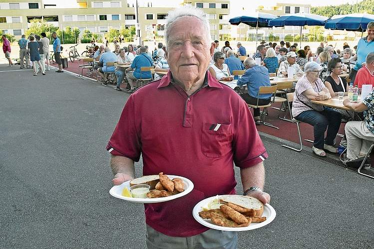 Der bekannte Staffelbacher Josef Keist bringt zwei Fischportionen zu seinem Tisch. Der bekannte Staffelbacher Josef Keist bringt zwei Fischportionen zu seinem Tisch.