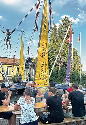 Hoch hinaus ging es auf der neuen Attraktion Bungee-Trampolin.