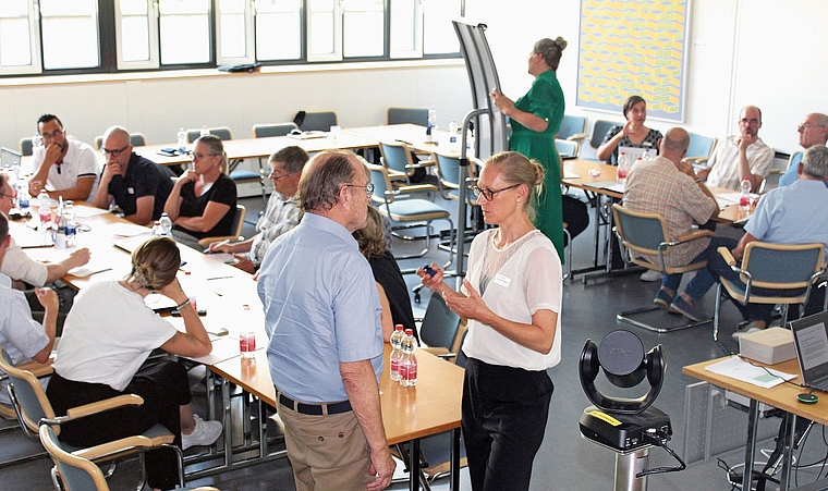Referentin Josephine Clausen im Gespräch mit alt Regierungsrat Peter C. Beyeler, Präsident der IG Aargauer Altstädte.Bild: Marcel Suter