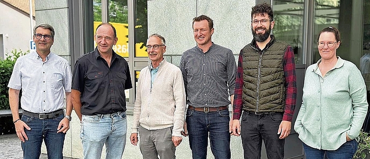 Die Energie- und Klimakommission freut sich über die Zertifizierung: (von links) René Morgenthaler (Bereichsleiter Liegenschaften), Manuel Eichenberger (Gemeinderat), Elmar Kuhn (Kommissionspräsident, Umweltnaturwissenschafter), Ueli Lässer (Baui