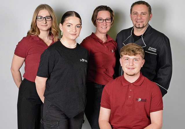 Das Passbeizli-Team (von links): Lea Gattlen (vorne) und Tino Gattlen (hinten), Joya Gattlen, Jeannine Gattlen uind Patrick Strasser.Bild: zVg