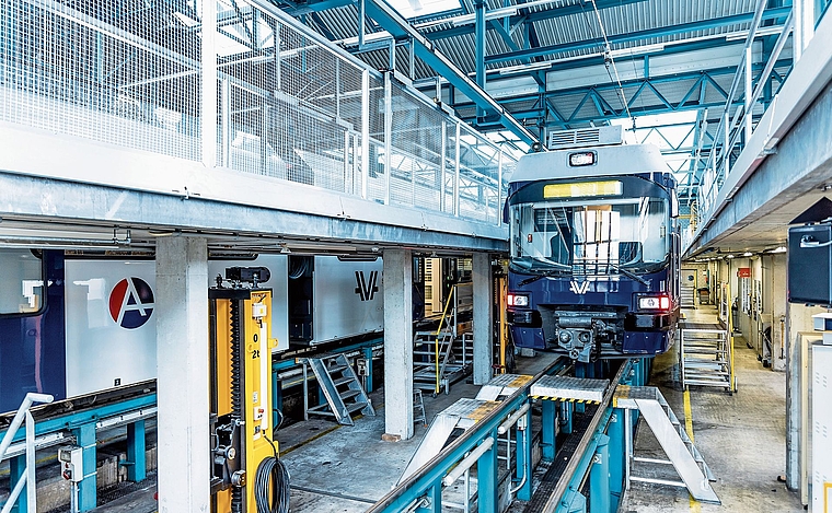 Ein Zug der Wynental- und Suhrentalbahn in der Werkstatt. Wegen des geplanten Angebotsausbaus und längerer Züge benötigt die WSB mittelfristig zusätzliche Werkstatt- und Abstellkapazitäten.Bild: WSB
