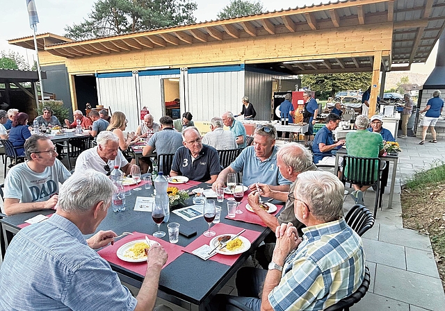 Mehr als 100 Personen wohnten der Eröffnungsfeier bei schönstem Sommerwetter bei.