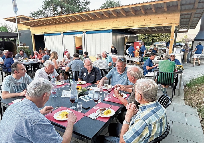 Mehr als 100 Personen wohnten der Eröffnungsfeier bei schönstem Sommerwetter bei.